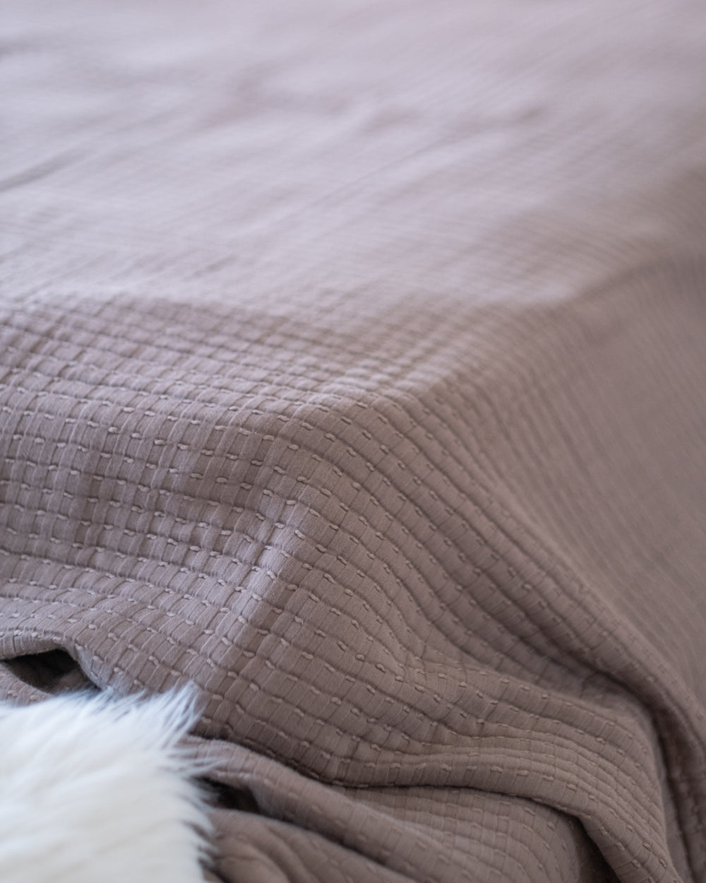 The Stitched Cotton Quilt in Chocolate