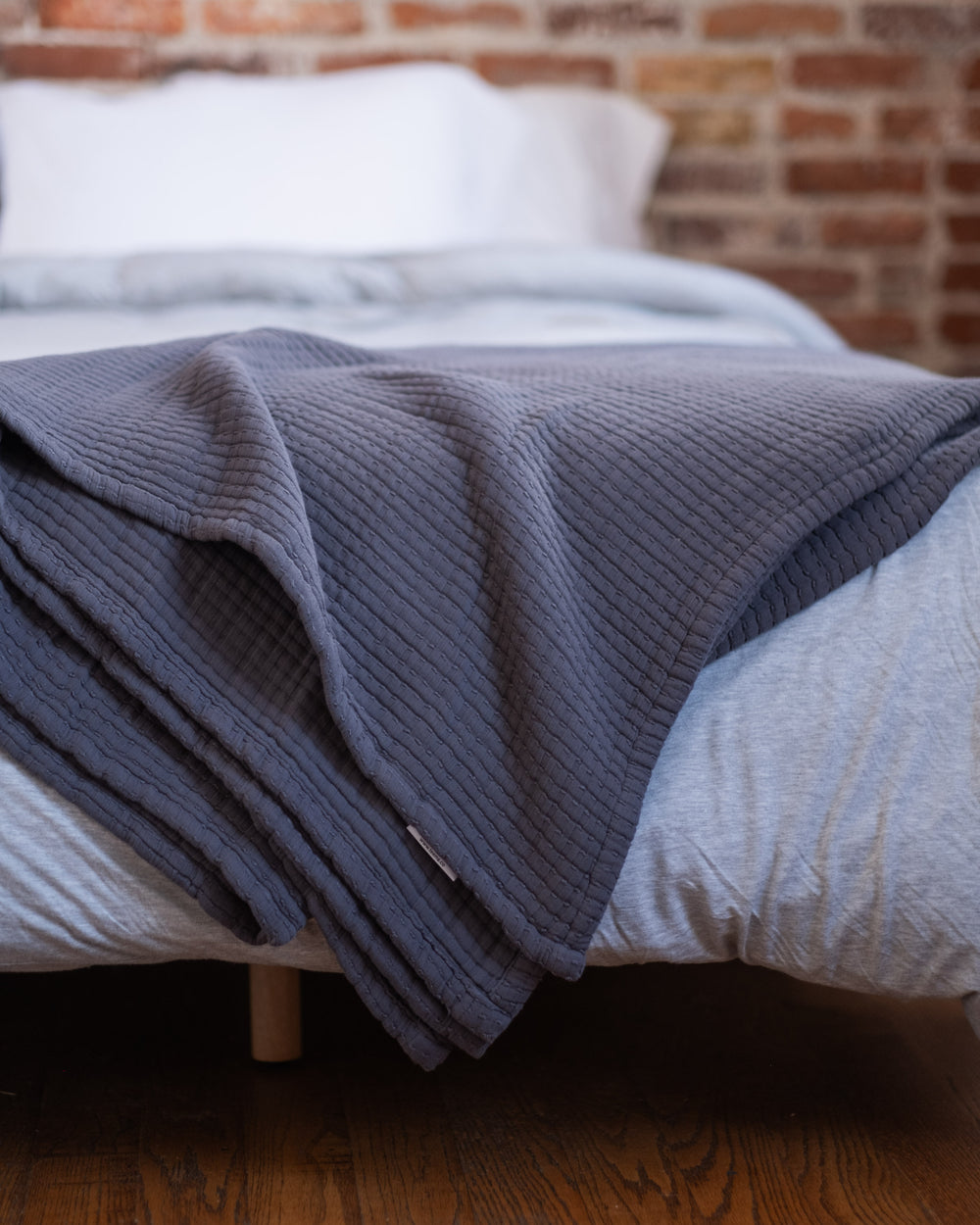 The Stitched Cotton Quilt in Charcoal