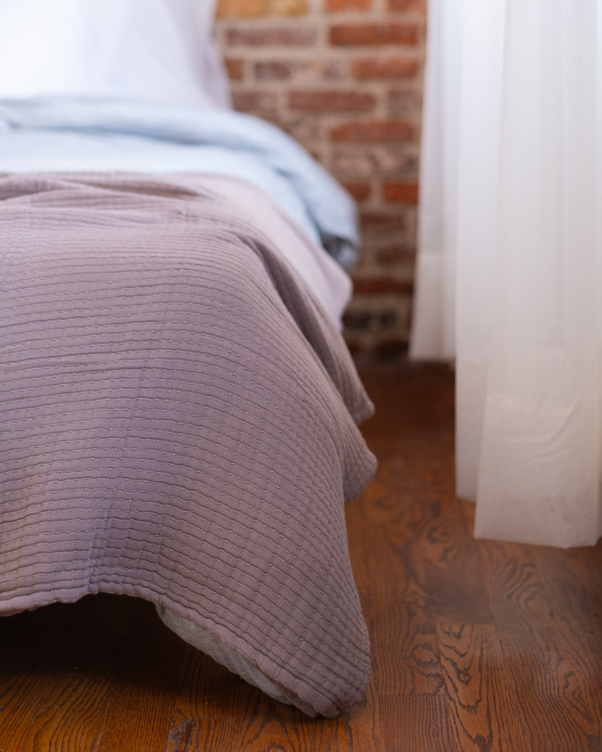 The Stitched Cotton Quilt in Chocolate