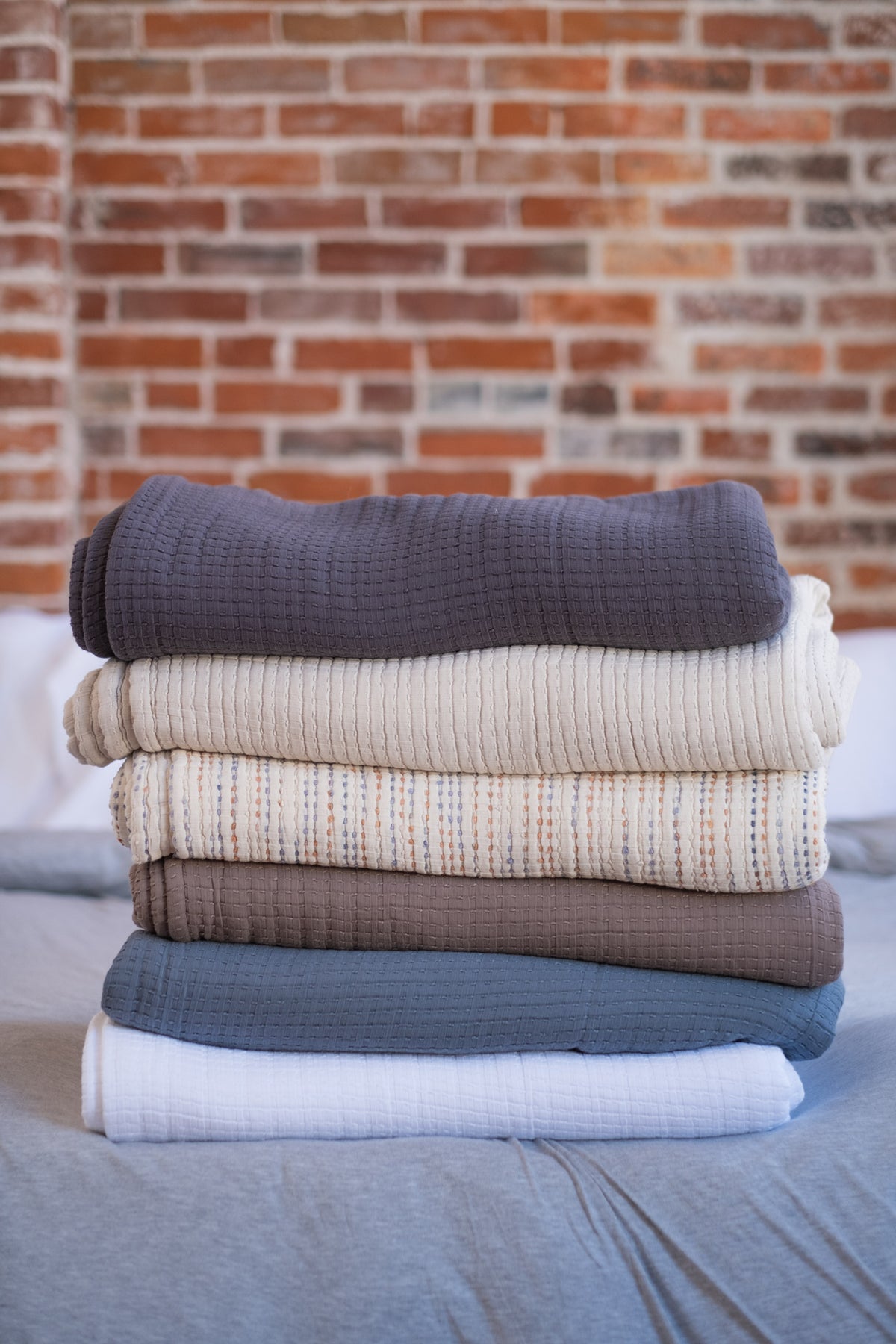 The Stitched Cotton Quilt in Charcoal